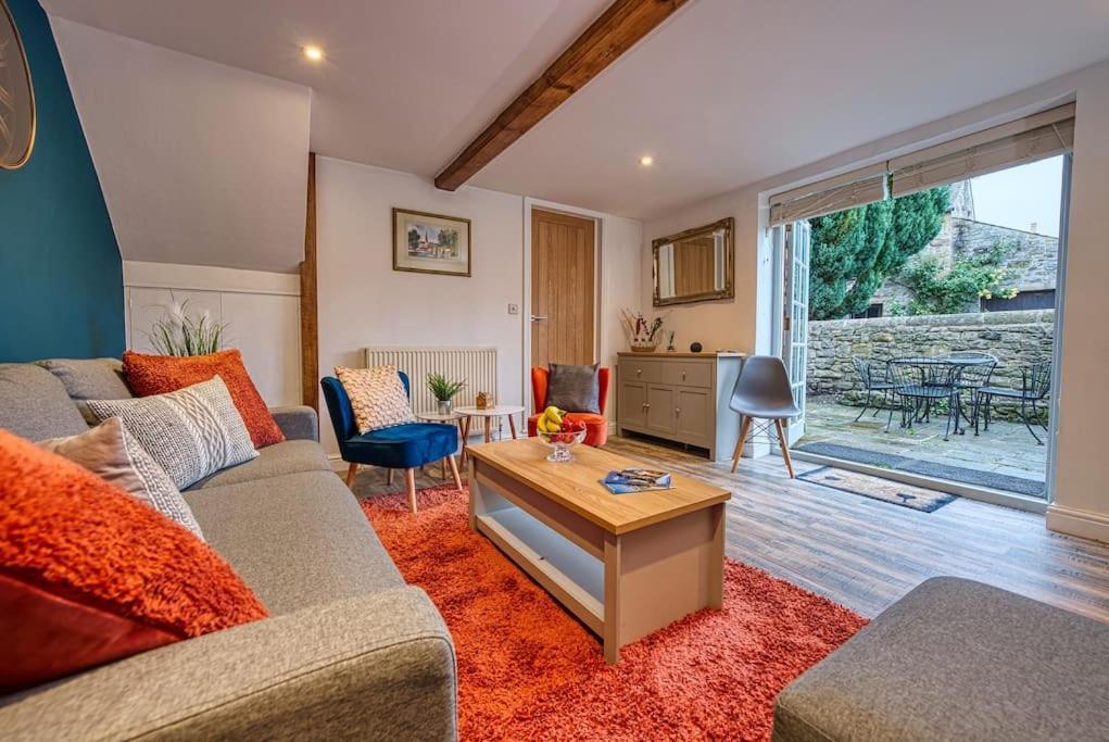 Delightful Two-Bedroom Cottage In The Heart Of ベイクウェル エクステリア 写真