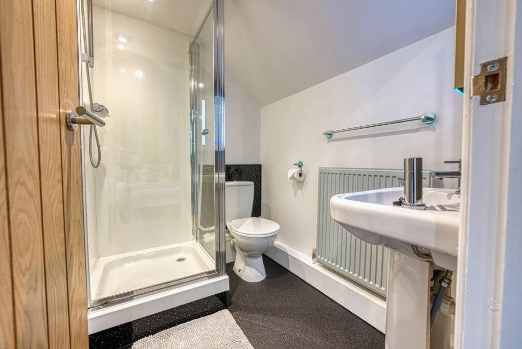 Delightful Two-Bedroom Cottage In The Heart Of ベイクウェル エクステリア 写真