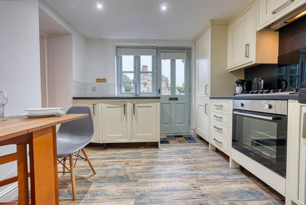 Delightful Two-Bedroom Cottage In The Heart Of ベイクウェル エクステリア 写真