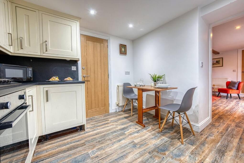 Delightful Two-Bedroom Cottage In The Heart Of ベイクウェル エクステリア 写真