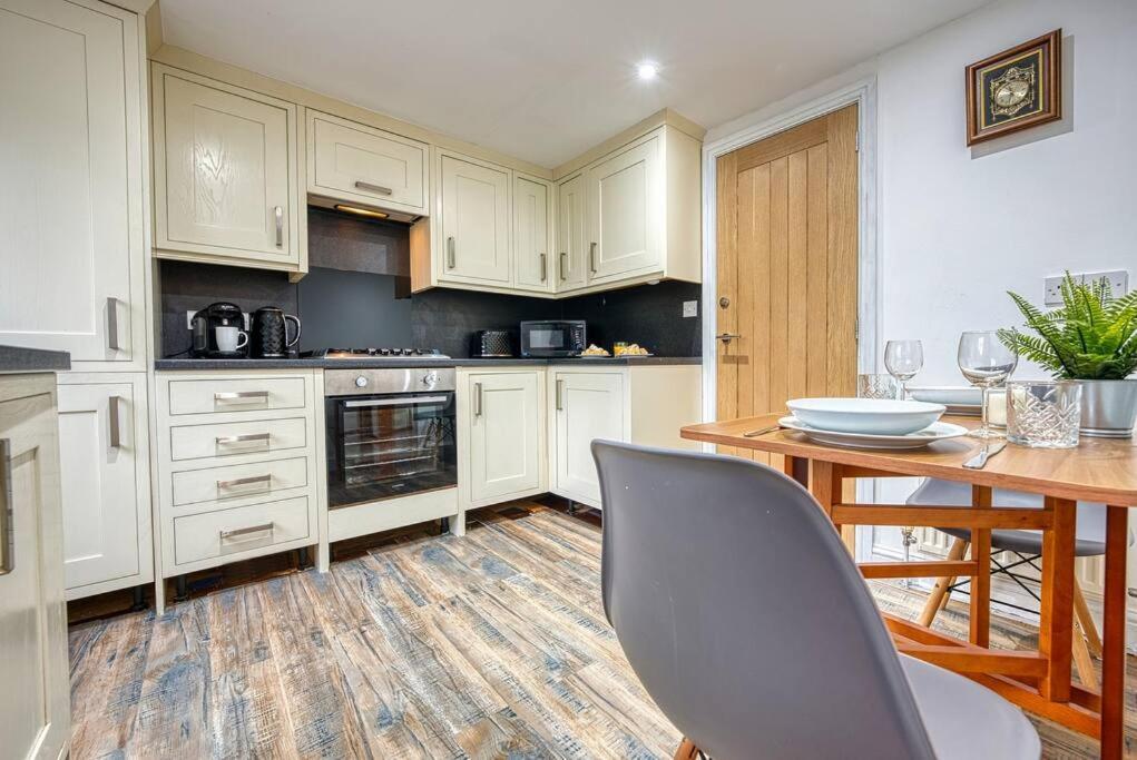 Delightful Two-Bedroom Cottage In The Heart Of ベイクウェル エクステリア 写真