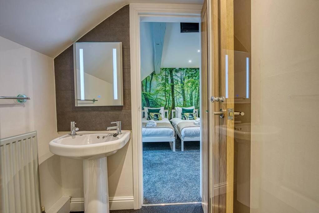 Delightful Two-Bedroom Cottage In The Heart Of ベイクウェル エクステリア 写真