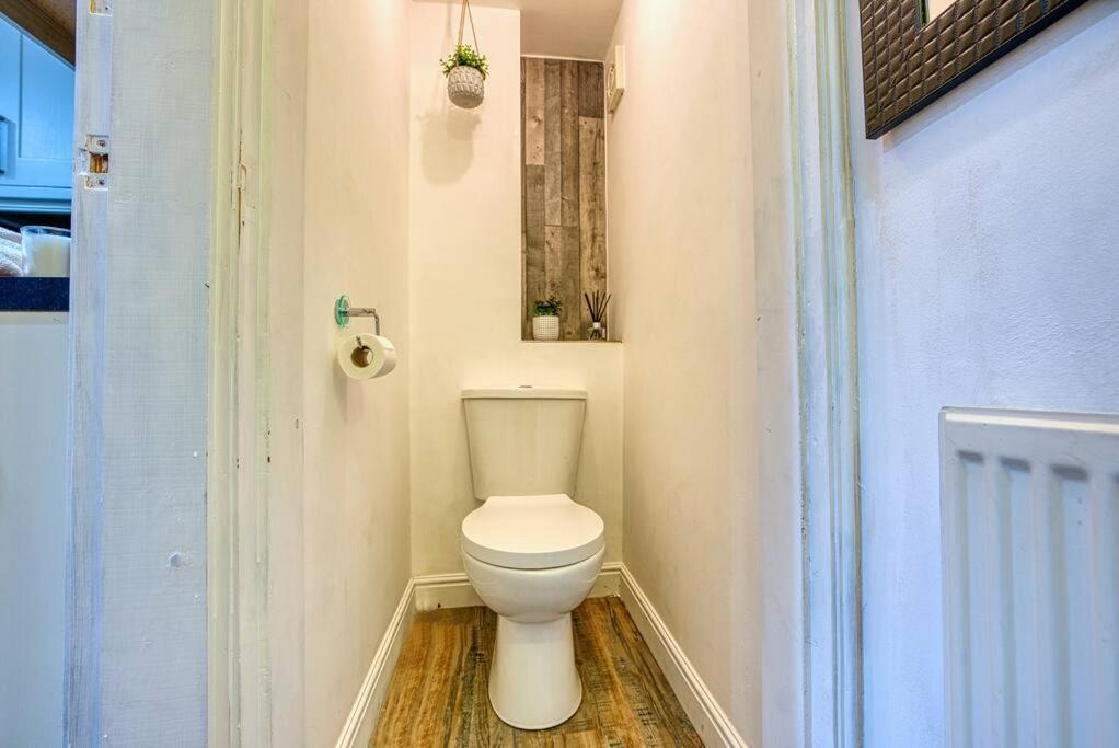 Delightful Two-Bedroom Cottage In The Heart Of ベイクウェル エクステリア 写真