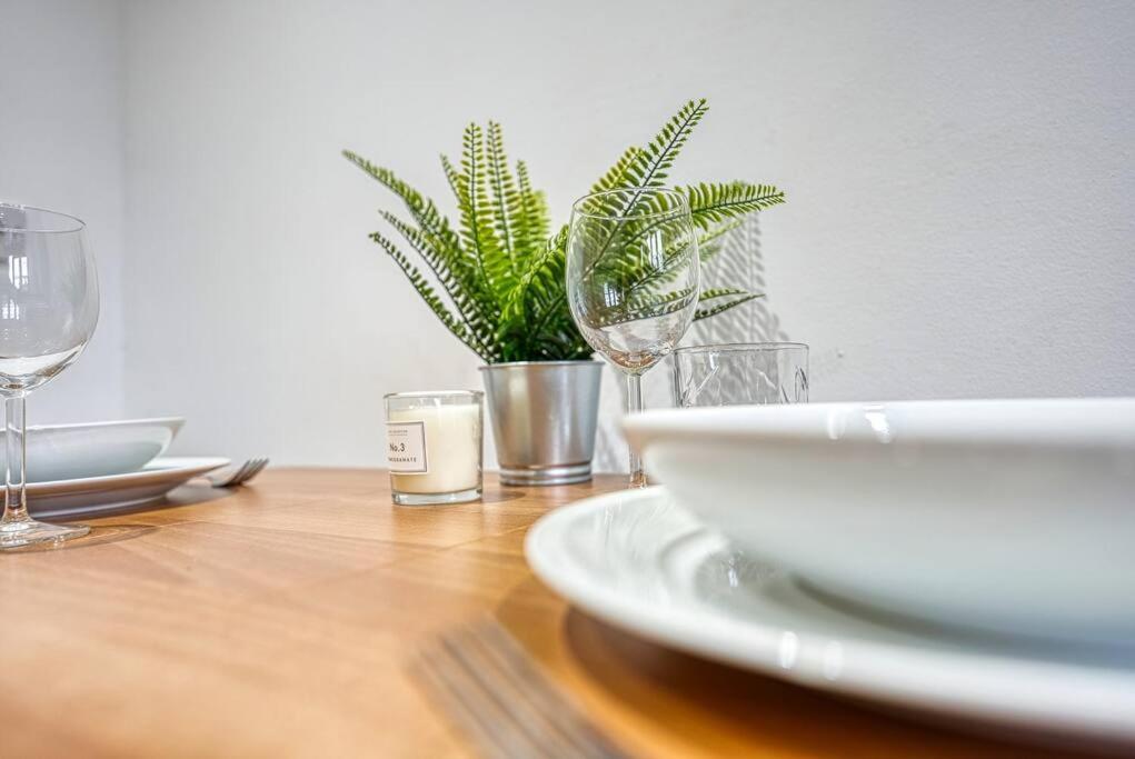 Delightful Two-Bedroom Cottage In The Heart Of ベイクウェル エクステリア 写真