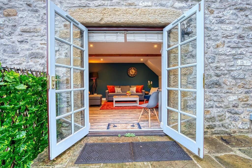 Delightful Two-Bedroom Cottage In The Heart Of ベイクウェル エクステリア 写真