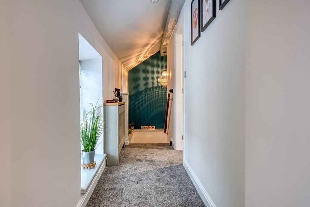 Delightful Two-Bedroom Cottage In The Heart Of ベイクウェル エクステリア 写真