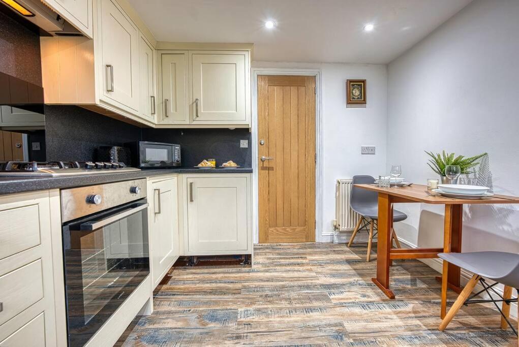 Delightful Two-Bedroom Cottage In The Heart Of ベイクウェル エクステリア 写真
